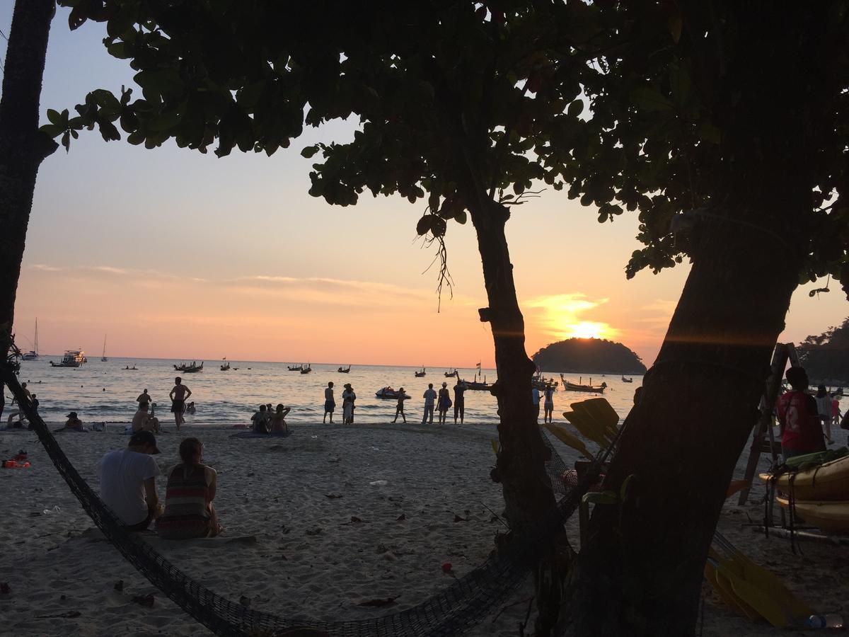 Vitamin Sea Hostel Phuket Buitenkant foto